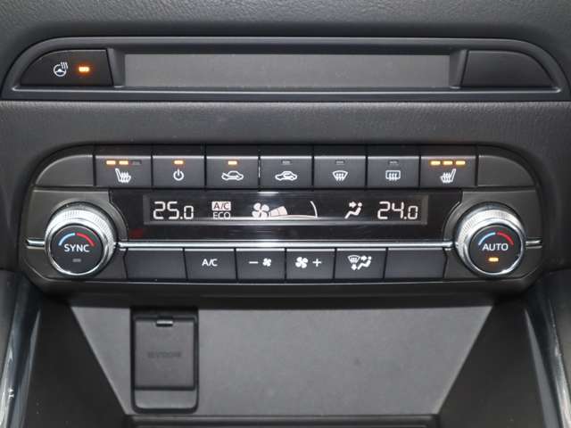 運転席、助手席に3段階調整式シートヒーターを装備。またステアリングにもヒーターを装備。フルオートエアコンなので温度を設定するだけで、吹出口・風量を自動的に調整してくれますので、快適にお過ごし頂けます。