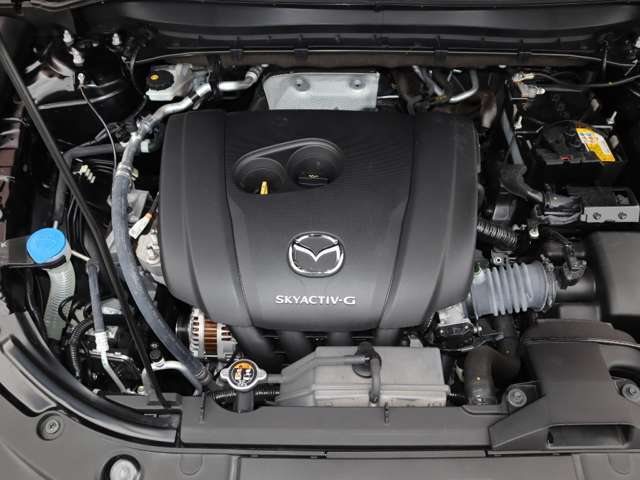 「SKYACTIV-G（ガソリン）」は、規格外の高圧縮を実現し、世界のエンジン技術者に驚きを与えました。さらに、それを維持したままノッキングの発生を抑え、熱効率を向上、走りにも寄与したエンジンです。