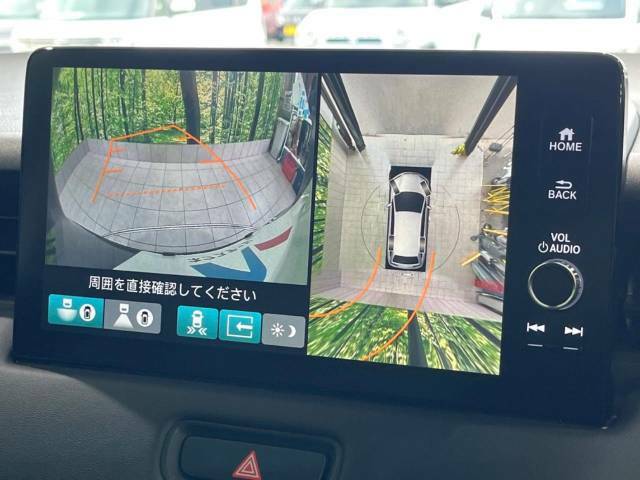 【マルチビューカメラシステム】専用のカメラにより、上から見下ろしたような視点で360度クルマの周囲を確認することができます☆死角部分も確認しやすく、狭い場所での切り返しや駐車もスムーズに行えます。