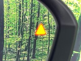 【後方車輛検知】走行中、ドアミラーの死角になりやすい箇所に後続車が接近するとサイドミラー付近に警告を表示、ドライバーに注意喚起をしてくれます。