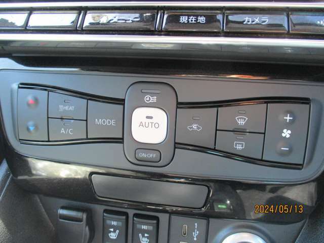 オートエアコン付き♪温度調整、風量調整も自動でしてくれますから、車内はいつも快適空間でございます！想像以上に便利な装備なんですよ☆