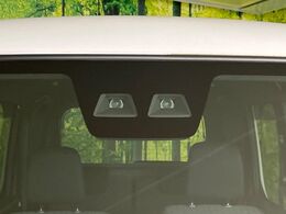 【スマートアシスト】走行中に前方の車両等を認識し、衝突しそうな時は警報とブレーキで衝突回避と被害軽減をアシスト。より安全にドライブをお楽しみいただけます。