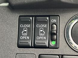 【両側パワースライドドア】スマートキーや運転席のスイッチで後席両側スライドドアの開閉が可能♪電動だから力を入れてドアを開ける必要が無く、小さなお子様でも簡単に開け閉めでき快適です♪