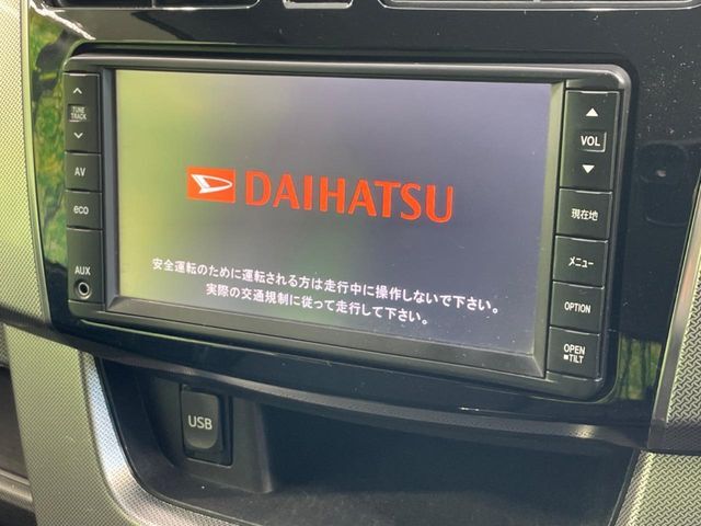 【純正ナビ】人気の純正ナビを装備しております。ナビの使いやすさはもちろん、オーディオ機能も充実！キャンプや旅行はもちろん、通勤や買い物など普段のドライブも楽しくなるはず♪