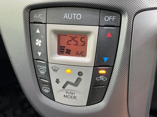 【オートエアコン】一度お好みの温度に設定すれば、車内の温度を検知し風量や温度を自動で調整。暑い…寒い…と何度もスイッチ操作をする必要はありません。快適な車内空間には必須の機能ですね♪