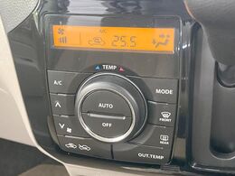 【オートエアコン】一度お好みの温度に設定すれば、車内の温度を検知し風量や温度を自動で調整。暑い…寒い…と何度もスイッチ操作をする必要はありません。快適な車内空間には必須の機能ですね♪