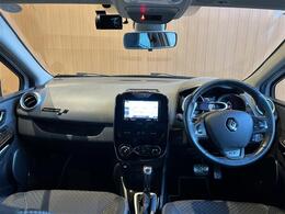 全体を俯瞰してみるとよく分かる、細部までこだわったデザインです！ドライバーの運転姿勢にもこだわっていることがよく分かります！