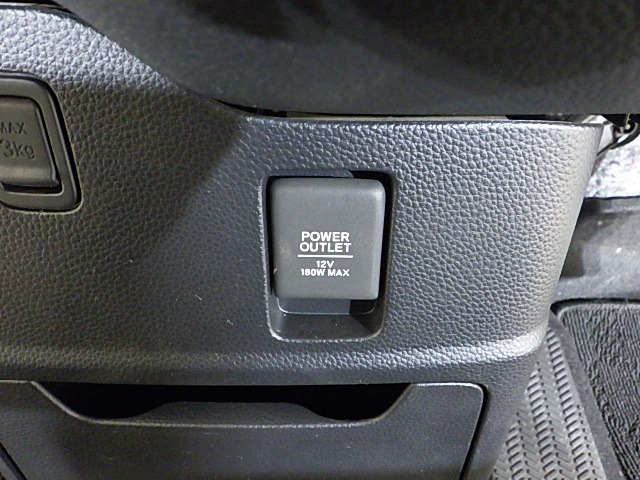 【POWEROUTLET】12V電源ソケットを設置しております。周辺機器の充電にご利用頂けます☆