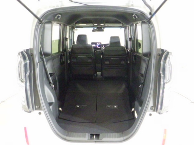 リアシートを倒せば広々荷室の出来上がり♪アレンジ次第でさまざまな荷物が積み込めますよ。
