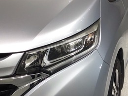 LEDヘッドライトは、点灯の瞬間から最大光量を発揮し、突然暗くなるトンネルなどでの安定感を高めます。