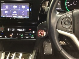 ホンダ純正メモリーナビ搭載なので、遠方へのドライブもお任せ下さい！ステアリング左手側にオーディオ関連のコントロールスイッチを配置しています。操作時は視線を逸らすことなく運転に集中できます