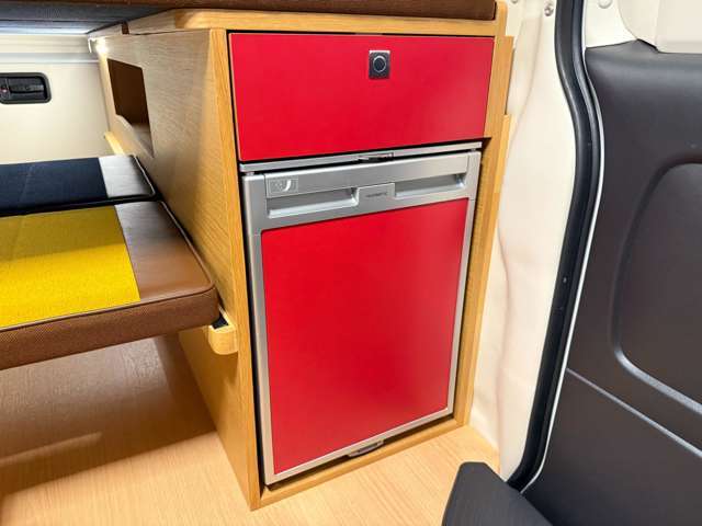 アンディの部屋の机の色と同じ赤色で再現しております！
