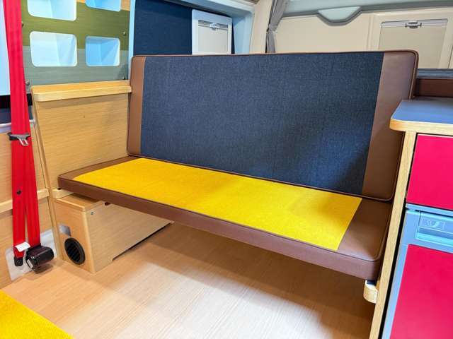 下段ベンチシートを組み立てた状態です。