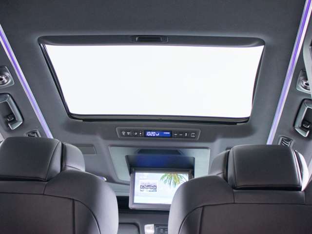 稀少装備ツインサンルーフ搭載！！全国的にも数が少なく希少性の高い装備の一つです。フルオープンやチルトアップも可能！！ドライブをさらに快適にしてくれる装備の一つです！！