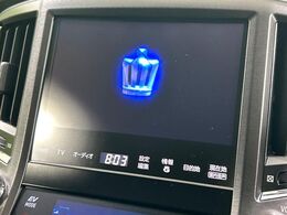 【メーカー純正ナビ】インテリアに溶け込むスタイリッシュな「専用設計」メーカーナビを装備♪視認性や操作性など基本性能にも優れ、より上質なカーライフをお楽しみいただけます。