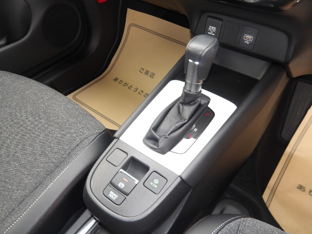 シンプルなシフト周り！電子制御でポチっと押すだけサイドブレーキ♪ブレーキホールドも付いてるので渋滞時ラクラク（＾＾♪
