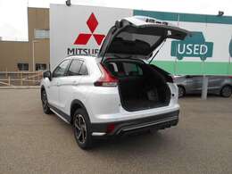 テールゲートもここまで開くので荷物の出し入れがしやすいですよ＾＾