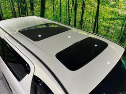 【サンルーフ】開放感たっぷりの希少装備、サンルーフが装着されています！車内に明かりを取り入れたり景色を楽しむ以外にも、車内の空気も簡単に換気できて快適です！