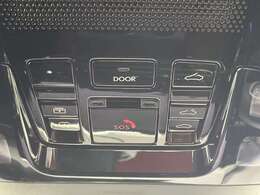 【パノラマムーンルーフ】天井から太陽の穏やかな光や爽やかな風を取り込むことができる、レクサスの「サンルーフ」です！頭上のスイッチでパノラマムーンルーフと電動サンシェードの開閉操作ができます。