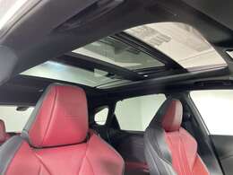 【パノラマムーンルーフ】天井から太陽の穏やかな光や爽やかな風を取り込むことができる、レクサスの「サンルーフ」です！頭上のスイッチでパノラマムーンルーフと電動サンシェードの開閉操作ができます。