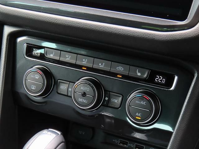 運転席、助手席と後席を別々に温度調整か出来る3ゾーンのフルオートエアコンです。