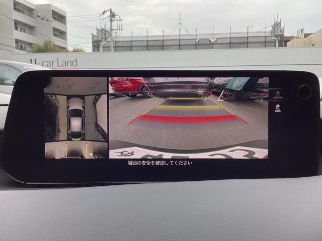 バックカメラで駐車時もしっかりサポート。