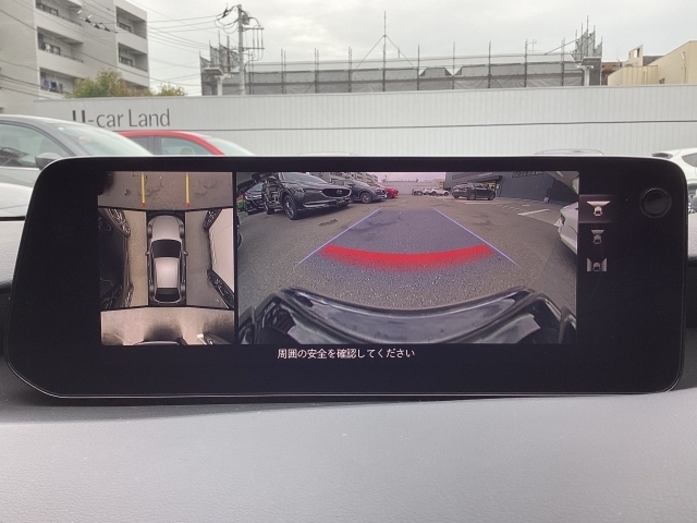 360度ビューモニター付きです。狭い場所での駐車、狭い道でのすれ違い、T字路への進入時などで確認したいエリアの状況が直感的に把握しやすく、より的確な運転操作に役立ちます。