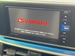 【純正ナビ】人気の純正ナビを装備しております。ナビの使いやすさはもちろん、オーディオ機能も充実！キャンプや旅行はもちろん、通勤や買い物など普段のドライブも楽しくなるはず♪