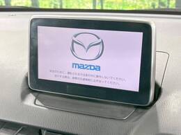 【7インチマツダコネクト】車内の雰囲気にマッチした大型のディスプレイ。スマホ接続でのナビ使用やBluetooth再生等、様々な機能が楽しめます。直感的なダイヤル操作が可能で、使い勝手も良好です。