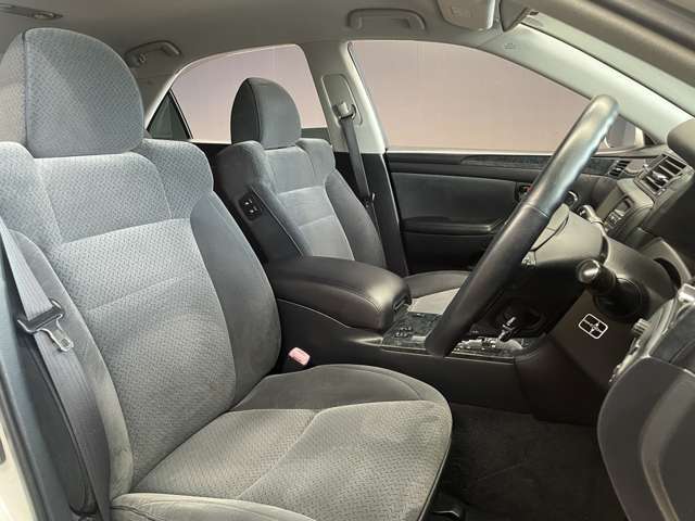 運転席も広々としており運転しやすい環境を実現しています☆室内クリーニングも実施済みです。