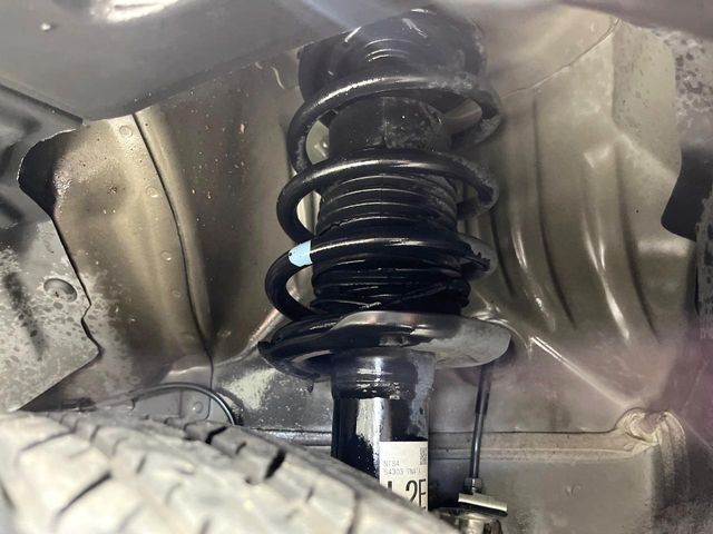 お車を安心してお乗りいただく為には、足回りの定期点検が欠かせません。サービスサポート（有償保証）では無料点検もご提供しており、安心のカーライフをお過ごしいただけるサポート体制が整っています。