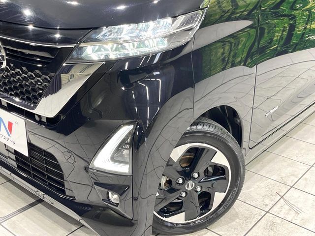 【LEDヘッドライト】悪天候や夜間走行時も良好な視界を確保し安心して運転できる高輝度LEDヘッドライトを装備！点灯速度が早く、消費電力も抑えられています。