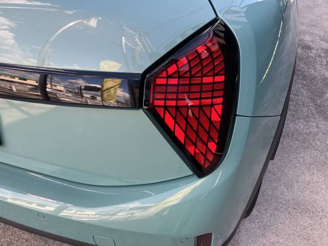 3つのモードで光り方を切り替えできるテールランプ