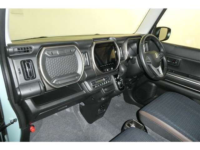 運転席周りのレイアウトをご覧ください。ナビゲーションが綺麗に装着されすっきり収まってますね！