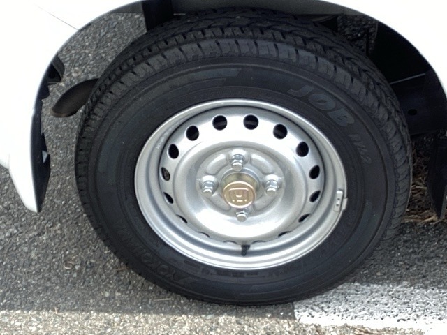 タイヤの空気圧は、燃費、ステアリング等に影響しますので、こまめなチェックをお願いします。