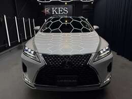 レクサスの象徴的な「スピンドルグリル」を採用。精緻なメッシュパターンが施され、ラグジュアリーSUVとしての存在感を際立たせている