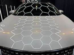 レクサス独自の高輝度塗装技術により、光の角度で陰影が変化し、立体造形を一層際立たせる