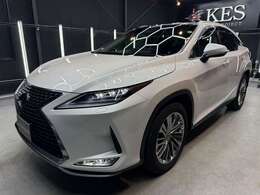 シャープな形状の3連LEDヘッドランプに加え、L字型のデイライトが精悍な印象を与え、ブランドアイデンティティを強調