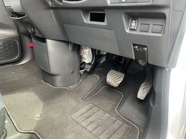 運転席足元です