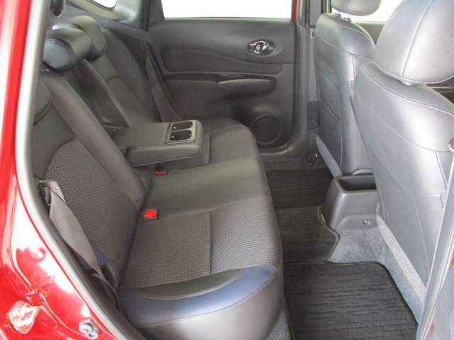 後席にもひじ置き（カップホルダー×2）があるので快適なドライブが可能です。