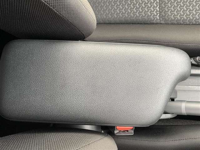 運転席助手席の間には肘置きがあります。