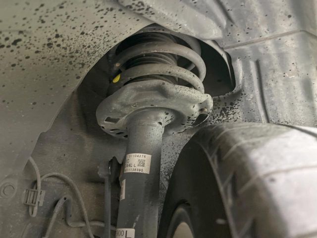 お車を安心してお乗りいただく為には、足回りの定期点検が欠かせません。サービスサポート（有償保証）では無料点検もご提供しており、安心のカーライフをお過ごしいただけるサポート体制が整っています。