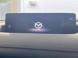 【8.8インチマツダコネクト】車内の雰囲気にマッチした大型のディスプレイ。スマホ接続でのナビ使用やBluetooth再生等、様々な機能が楽しめます。直感的なダイヤル操作が可能で、使い勝手も良好です。
