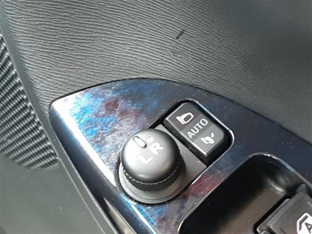 ■　装備7　■　オートリトラクタブルミラー：車両の施錠に連動してドアミラーが開閉します