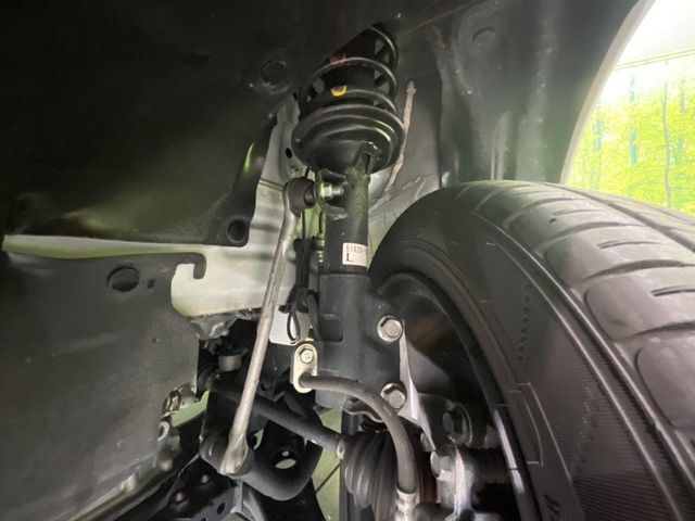 お車を安心してお乗りいただく為には、足回りの定期点検が欠かせません。サービスサポート（有償保証）では無料点検もご提供しており、安心のカーライフをお過ごしいただけるサポート体制が整っています。