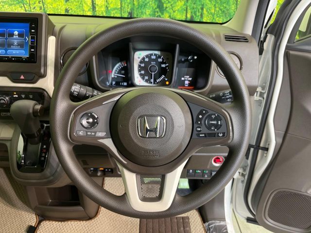 インテリアに合わせたデザインのステアリングは、運転される方のことも考え、運転しやすい形状、大きさです。是非一度、実際に触ってお確かめください。