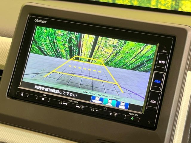 【バックカメラ】駐車時に後方がリアルタイム映像で確認できます。大型商業施設や立体駐車場での駐車時や、夜間のバック時に大活躍！運転スキルに関わらず、今や必須となった装備のひとつです！