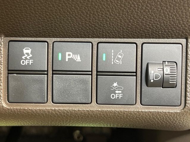 【ホンダセンシング】走行中に前方の車両等を認識し、衝突しそうな時は警報とブレーキで衝突回避と被害軽減をアシスト。より安全にドライブをお楽しみいただけます。