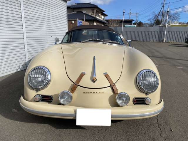 インターメカニカ製356speedstarはVW4気筒モデルが主流ですが、こちらの356には71年式Porsche911Carrera2.2L　flat6エンジンを搭載しております。