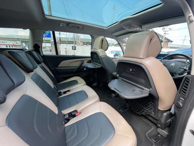 大型ガラスルーフ装備。車内はとても開放感があります♪